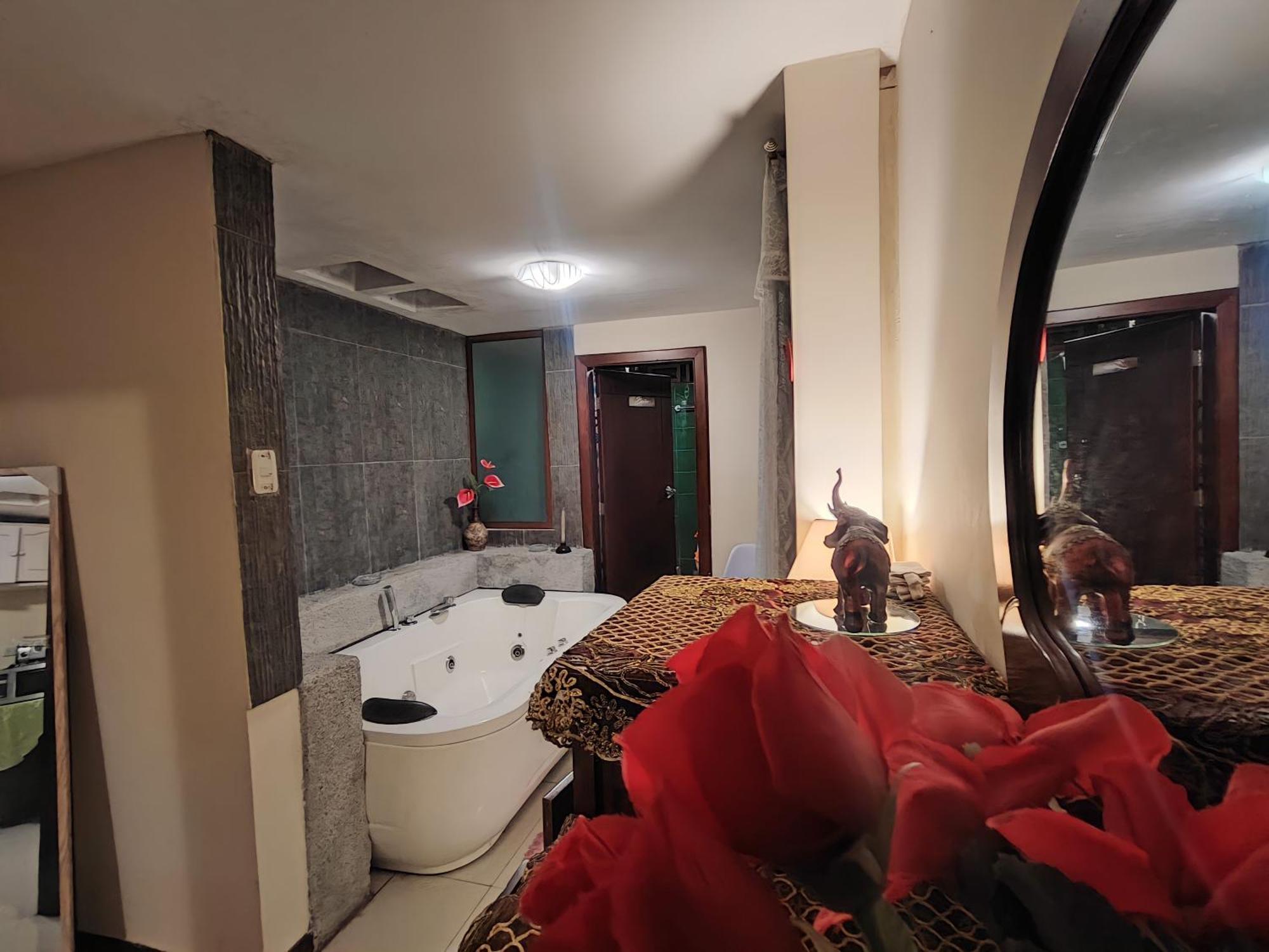 Turi Suite Con Jacuzzi, Centro De La Ciudad 巴尼奥斯 外观 照片